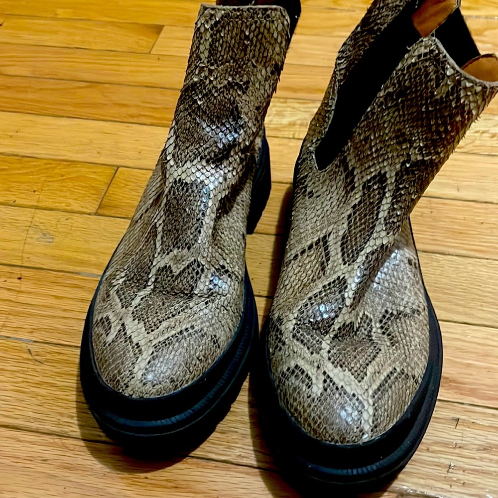 Anckle Chelsea boot ! Snake print thick sole worn about twice !